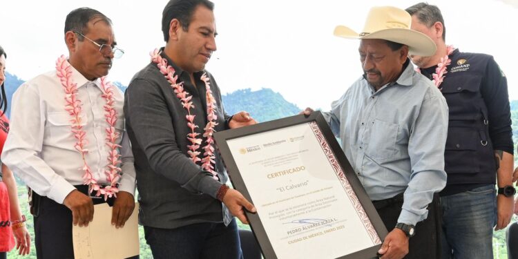 Gobernador entregó certificado y ofreció respaldo a conservación y conectividad.
