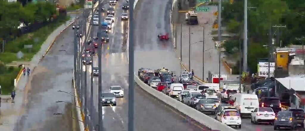 El paso a desnivel del Norte Poniente volvió a inundarse por segundo día consecutivo, junto a otros 22 incidentes.
