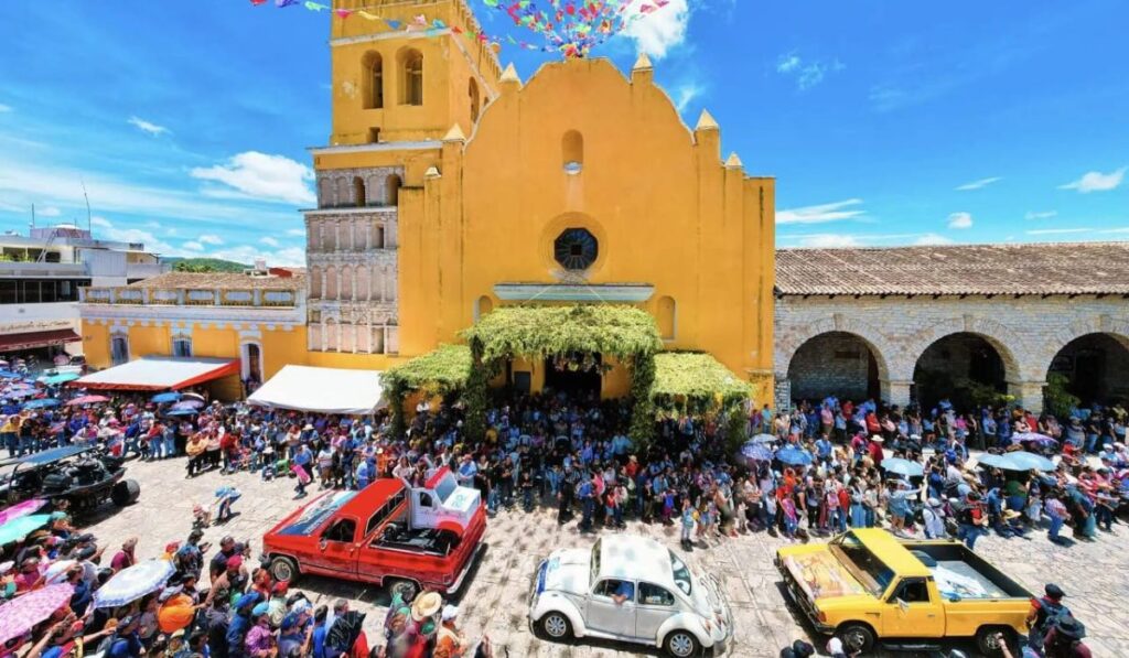 Prohíben narcocorridos y exhibicionismo en desfile de feria en Comitán.