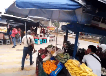 Comerciantes formales denuncian pagos ilegales y amenazas de enfrentamiento en San Juan.