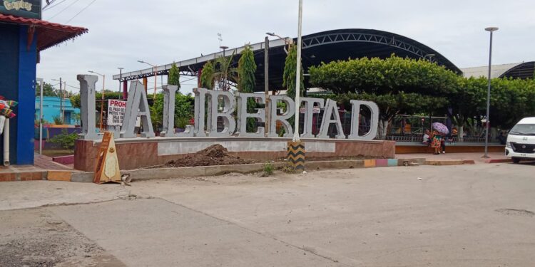 Productores denuncian falta de muro de contención y recorte de recursos federales.