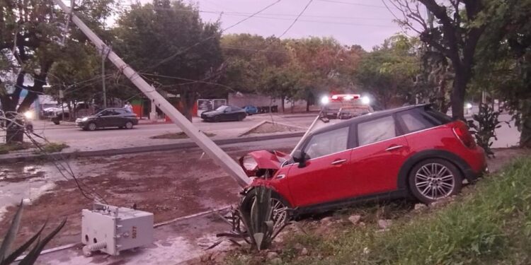 Se impactó contra postes de la CFE en el Libramiento Sur y huyó; varias zonas quedaron sin luz.