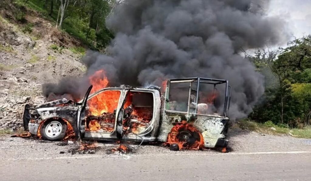Un comando armado interceptó a elementos estatales en Frontera Comalapa; calcinó la patrulla con los cuerpos.