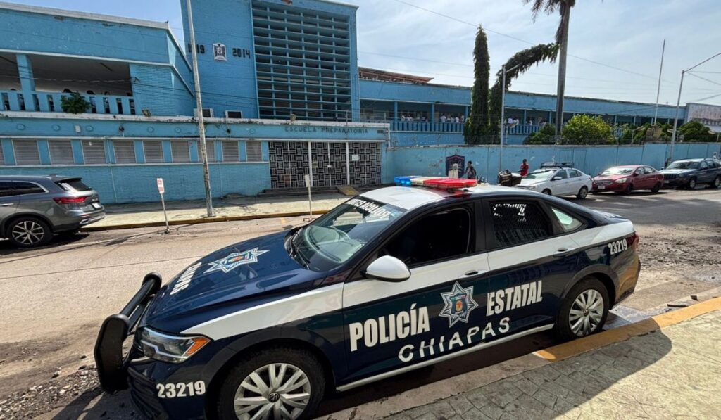 Los artefactos estaban dentro de un aula de la Preparatoria No. 1; un alumno resultó con molestias auditivas, padres exigieron medidas.