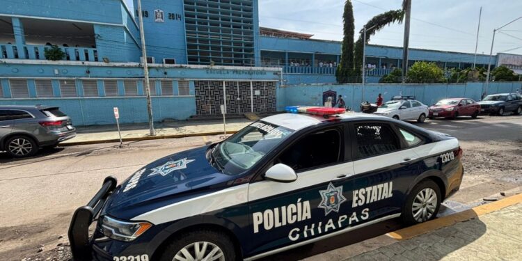 Los artefactos estaban dentro de un aula de la Preparatoria No. 1; un alumno resultó con molestias auditivas, padres exigieron medidas.