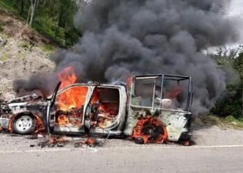 Un comando armado interceptó a elementos estatales en Frontera Comalapa; calcinó la patrulla con los cuerpos.