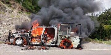 Un comando armado interceptó a elementos estatales en Frontera Comalapa; calcinó la patrulla con los cuerpos.