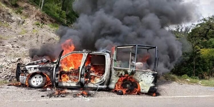Un comando armado interceptó a elementos estatales en Frontera Comalapa; calcinó la patrulla con los cuerpos.