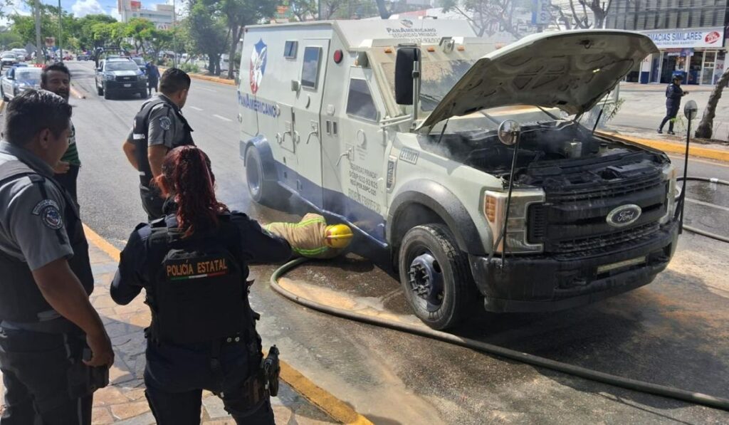 Explosión por cortocircuito movilizó a bomberos en el bulevar.