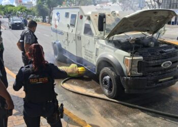 Explosión por cortocircuito movilizó a bomberos en el bulevar.