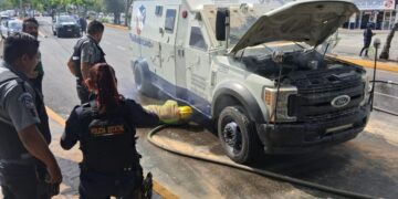 Explosión por cortocircuito movilizó a bomberos en el bulevar.