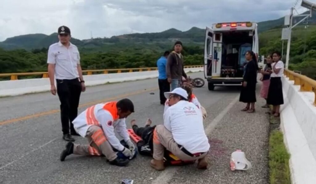 El joven no portaba casco y fue trasladado grave a Cintalapa tras el percance.