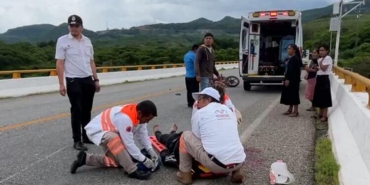 El joven no portaba casco y fue trasladado grave a Cintalapa tras el percance.