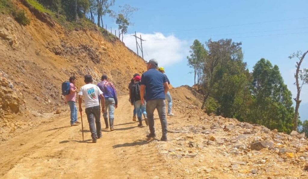 Llevó a cabo la apertura de caminos en la comunidad de San Isidro Liquidanbar