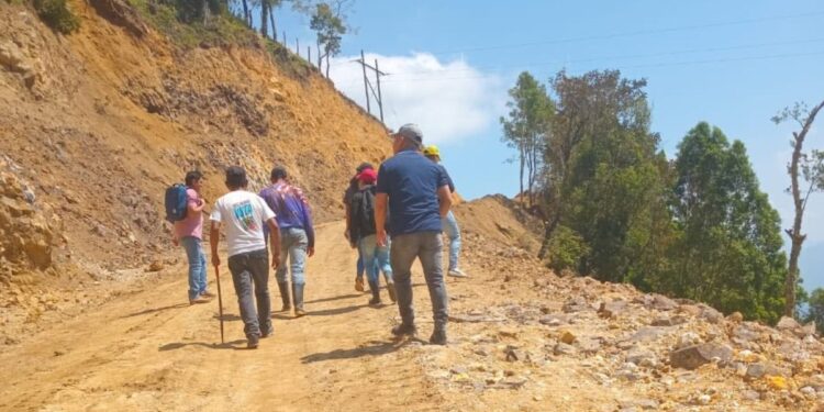 Llevó a cabo la apertura de caminos en la comunidad de San Isidro Liquidanbar