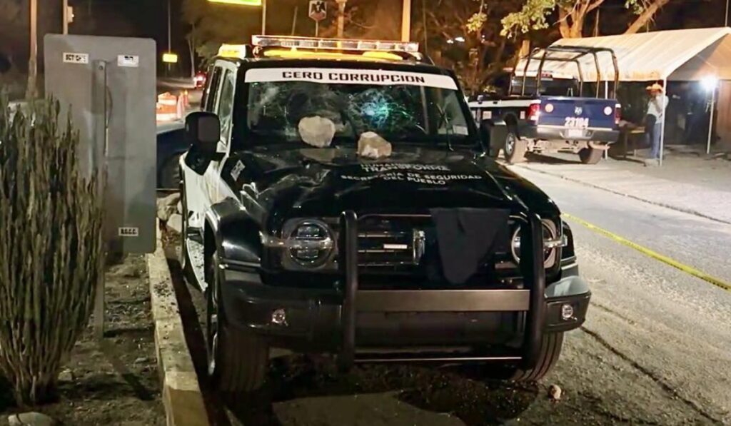 Pese a que el video viral muestra que el alumno cayó de una camioneta en fuga, estudiantes insisten en una versión no respaldada por la necropsia.
