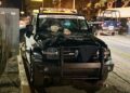Pese a que el video viral muestra que el alumno cayó de una camioneta en fuga, estudiantes insisten en una versión no respaldada por la necropsia.