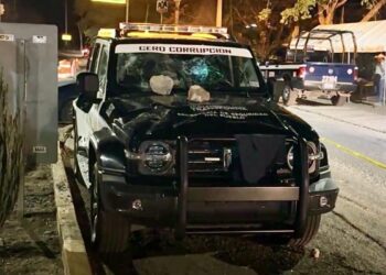 Pese a que el video viral muestra que el alumno cayó de una camioneta en fuga, estudiantes insisten en una versión no respaldada por la necropsia.