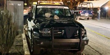 Pese a que el video viral muestra que el alumno cayó de una camioneta en fuga, estudiantes insisten en una versión no respaldada por la necropsia.