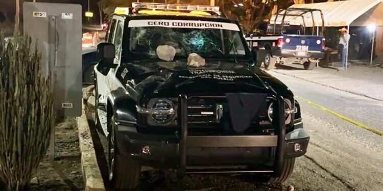 Pese a que el video viral muestra que el alumno cayó de una camioneta en fuga, estudiantes insisten en una versión no respaldada por la necropsia.