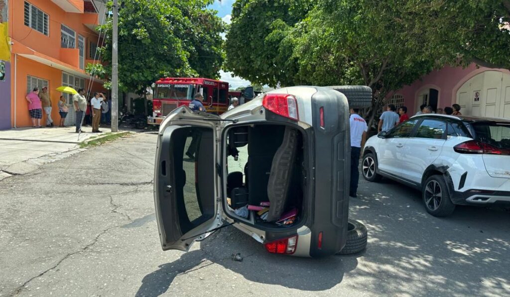 Violento accidente en el barrio Juy Juy deja vehículo volcado y un lesionado