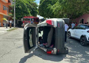 Violento accidente en el barrio Juy Juy deja vehículo volcado y un lesionado