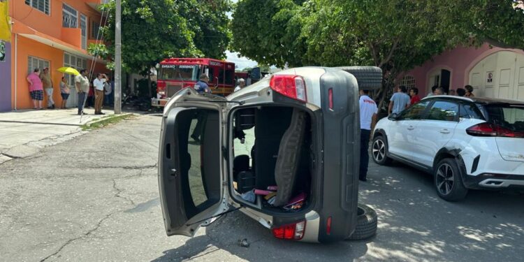 Violento accidente en el barrio Juy Juy deja vehículo volcado y un lesionado