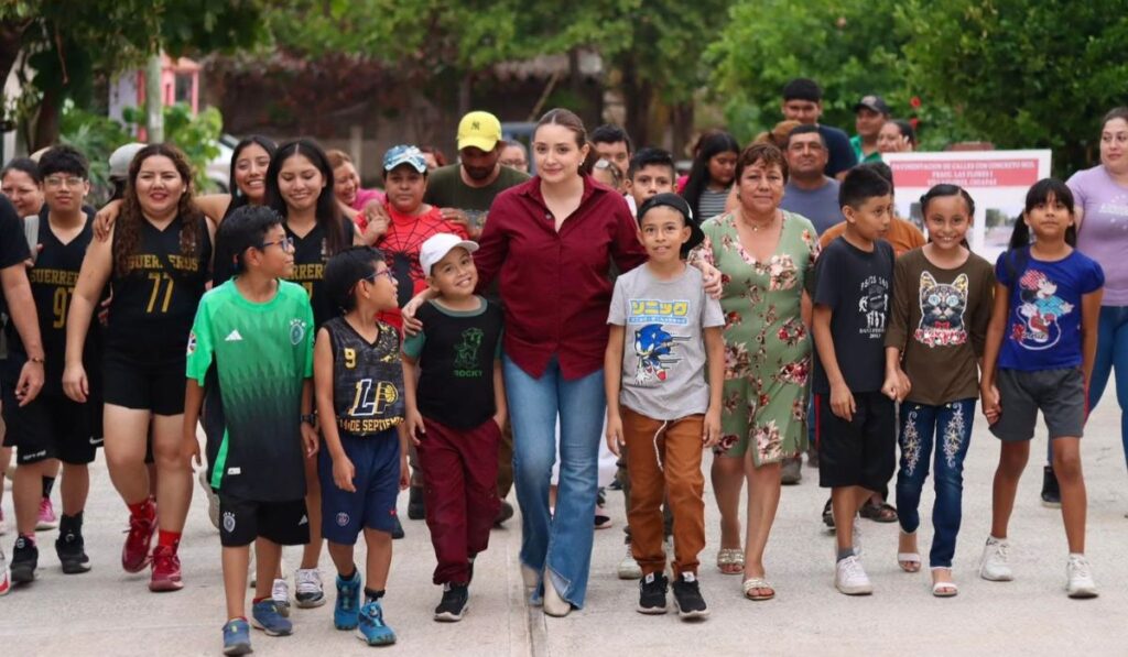 Valeria Rosales inaugura calle pavimentada en el fraccionamiento Las Flores 1