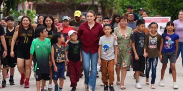 Valeria Rosales inaugura calle pavimentada en el fraccionamiento Las Flores 1
