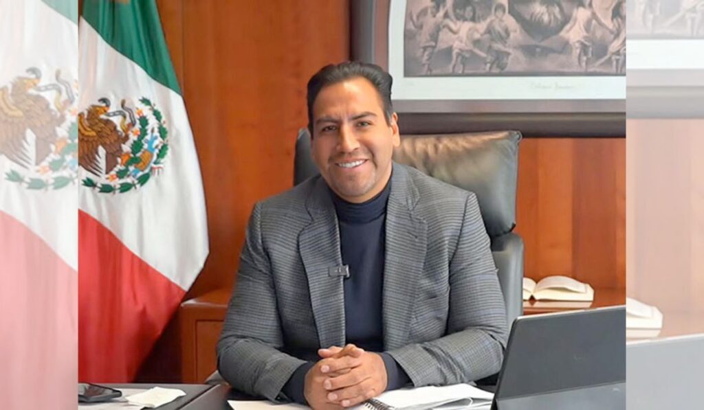 Mientras EE.UU. presiona con nuevos aranceles, México opta por la diplomacia y refuerza su estrategia de seguridad. La presidenta Sheinbaum reporta 39 millones de litros de combustible robado incautados y plantea perseguir de oficio la extorsión. En Chiapas, Eduardo Ramírez alinea esfuerzos con enfoque humanista.