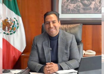 Mientras EE.UU. presiona con nuevos aranceles, México opta por la diplomacia y refuerza su estrategia de seguridad. La presidenta Sheinbaum reporta 39 millones de litros de combustible robado incautados y plantea perseguir de oficio la extorsión. En Chiapas, Eduardo Ramírez alinea esfuerzos con enfoque humanista.