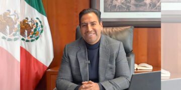 Mientras EE.UU. presiona con nuevos aranceles, México opta por la diplomacia y refuerza su estrategia de seguridad. La presidenta Sheinbaum reporta 39 millones de litros de combustible robado incautados y plantea perseguir de oficio la extorsión. En Chiapas, Eduardo Ramírez alinea esfuerzos con enfoque humanista.