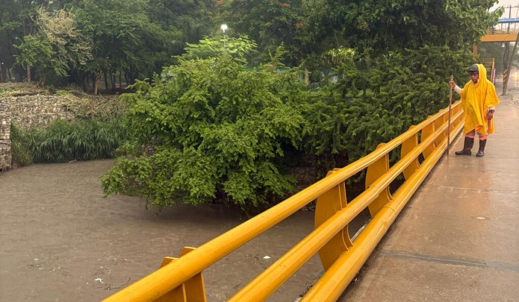 Rescatan a personas atrapadas en vehículos tras las fuertes precipitaciones