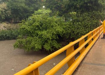 Rescatan a personas atrapadas en vehículos tras las fuertes precipitaciones