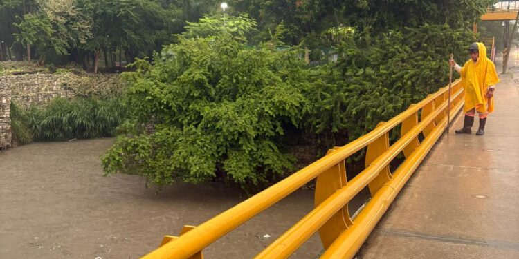 Rescatan a personas atrapadas en vehículos tras las fuertes precipitaciones