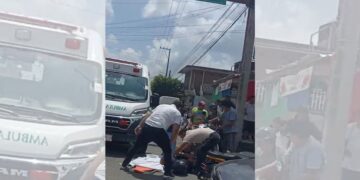 El motociclista no escuchó la sirena y se impactó con la unidad médica en Tapachula; fue el cuarto percance con moto en un solo día.