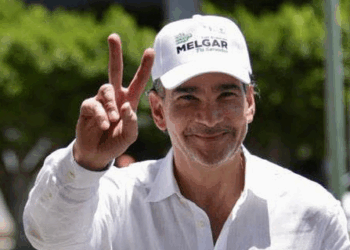 El senador Luis Armando Melgar arremetió contra Morena tras ser exhibido en Londres regalando puros. Desde redes, defendió su “vacación privada” y tachó de “ratas” a funcionarios de la 4T, incluido Rutilio Escandón. ¿Y la austeridad? Bien, gracias.