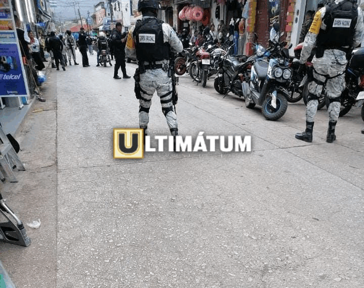 Militares y policías revisaron locales y acordonaron el centro