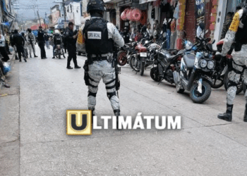 Militares y policías revisaron locales y acordonaron el centro