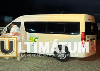 El accidente en Laguna Larga dejó lesionados y múltiples daños materiales.