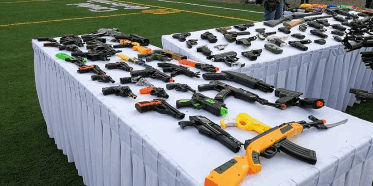 Como parte del programa “Sí al Desarme, Sí a la Paz”, niñas y niños entregaron réplicas de armas a cambio de juegos didácticos.