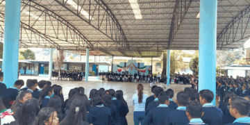 fin de ciclo escolar 2024-2025 México, gastos de graduación educación básica, gastos excesivos padres de familia, renta de salones y trajes graduación, cierre ciclo escolar Chiapas, egresos escolares primaria secundaria, uniforme de gala alumnos, impacto económico educación Chiapas, quejas padres de familia graduación, educación media superior gastos, regreso a clases gastos acumulados, familias afectadas cierre escolar
