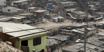 A 50 años de promesas, México sigue con 46.8 millones de personas en pobreza. El lema “Primero los pobres” de López Obrador no es nuevo: ha sido bandera de gobiernos desde Echeverría hasta la 4T. La desaparición del Coneval revive el debate sobre la medición real del rezago.