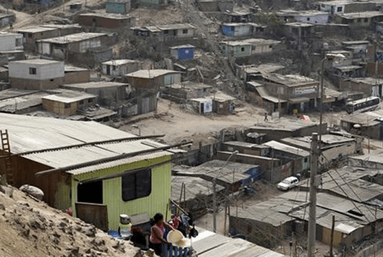 A 50 años de promesas, México sigue con 46.8 millones de personas en pobreza. El lema “Primero los pobres” de López Obrador no es nuevo: ha sido bandera de gobiernos desde Echeverría hasta la 4T. La desaparición del Coneval revive el debate sobre la medición real del rezago.