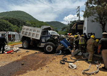 Un camión de volteo se quedó sin frenos e impactó a una camionera; derivado del golpe se estrelló con al menos ocho vehículos.