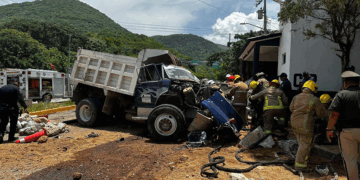 Un camión de volteo se quedó sin frenos e impactó a una camionera; derivado del golpe se estrelló con al menos ocho vehículos.