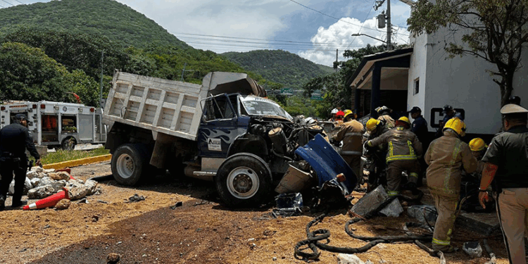 Un camión de volteo se quedó sin frenos e impactó a una camionera; derivado del golpe se estrelló con al menos ocho vehículos.