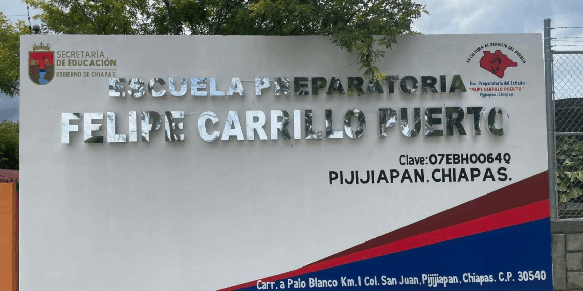 En una preparatoria de Pijijiapan, Chiapas, una estudiante alzó la voz frente a autoridades, padres y docentes para denunciar conductas indebidas de profesores.