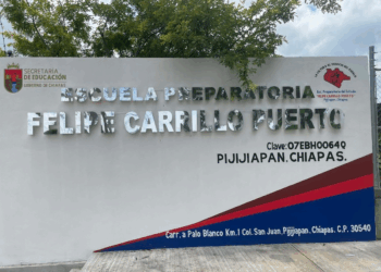 En una preparatoria de Pijijiapan, Chiapas, una estudiante alzó la voz frente a autoridades, padres y docentes para denunciar conductas indebidas de profesores.