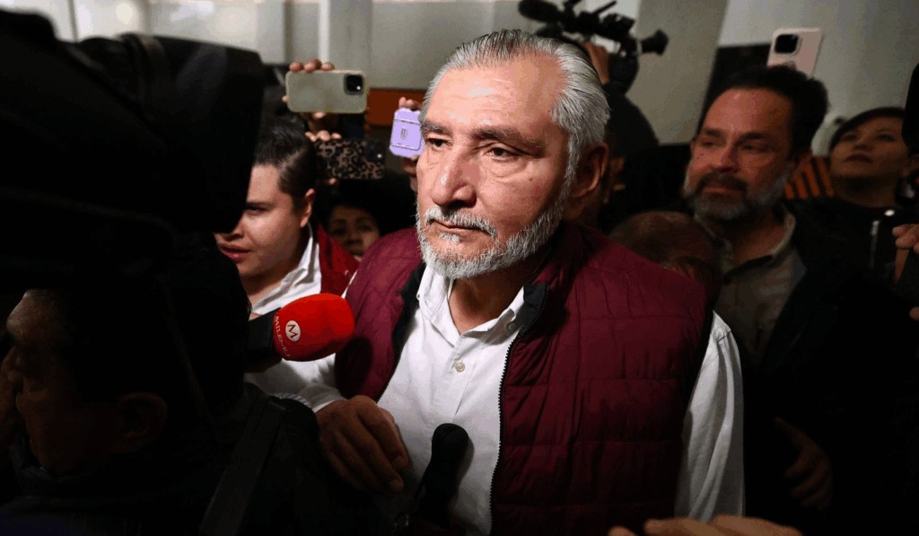 Evadió preguntas sobre su exsecretario investigado por crimen organizado.